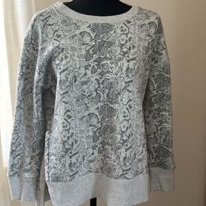 90 Degree By Reflex Gray Sweatshirt. Great to wear with black leggings.